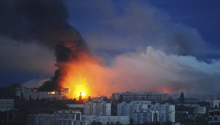 Пететажна сграда е в пламъци след 9-минутната атака Пететажна сграда е в пламъци след 9-минутната атака