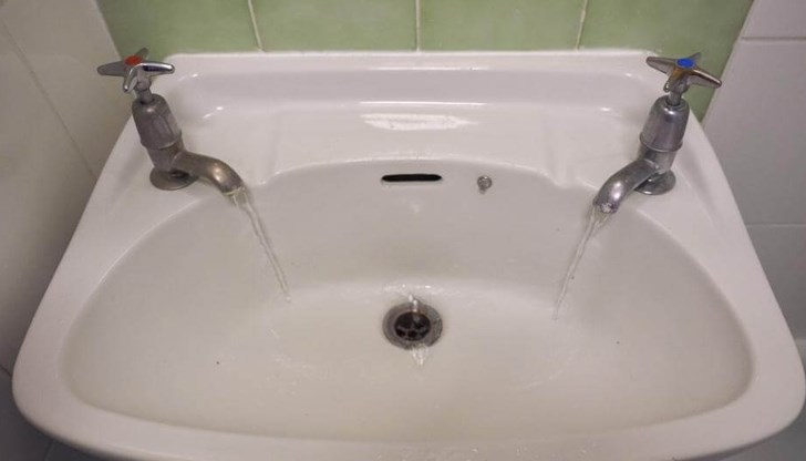 Исторически, технически и културни фактори запазват необичайната система