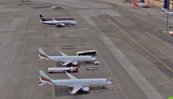 Операторът на летище София сочи "Голдеър Хендлинг" и "Суиспорт България" за инцидента с 300 души от Лондон Операторът на летище София сочи "Голдеър Хендлинг" и "Суиспорт България" за инцидента с 300 души от Лондон