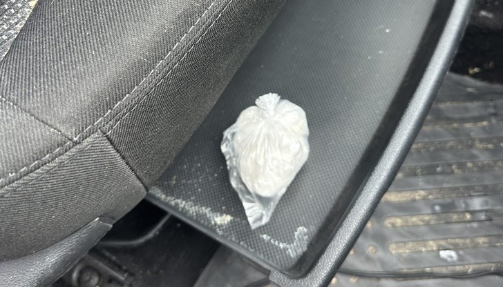 Наркотикът е намерен разпределен в найлонови торбички в автомобил "Пежо 308" със старозагорска регистрация