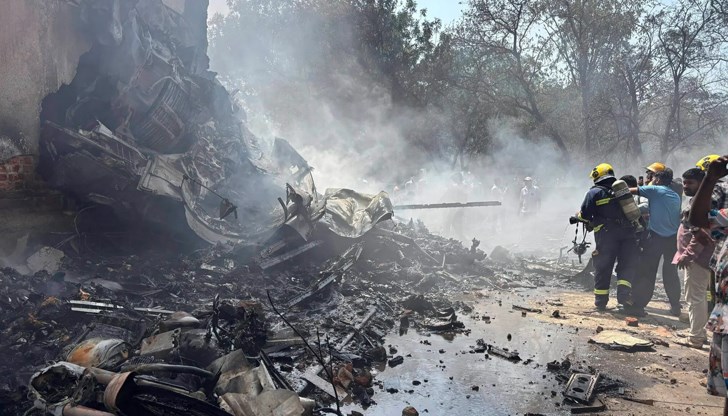 242 души са били на борда, спасителните екипи издирват оцелели