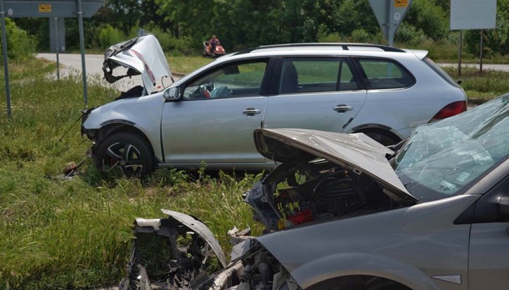 Причината за инцидента е отнето предимство при ляв завой от шофьорката на единия автомобил
