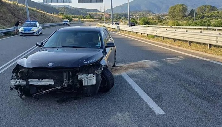 Автомобилът е преместен от пътното платно и движението е нормално