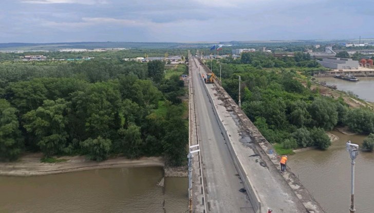 Демонтираха ограничителните системи и осветлението от 320-метров участък на Дунав мост