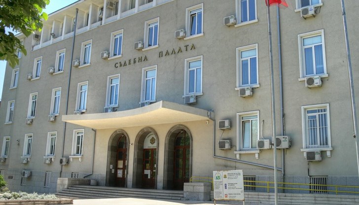 Младежът е обвинен в опит за умишлено убийство с незаконно оръжие след конфликт в магазин Младежът е обвинен в опит за умишлено убийство с незаконно оръжие след конфликт в магазин