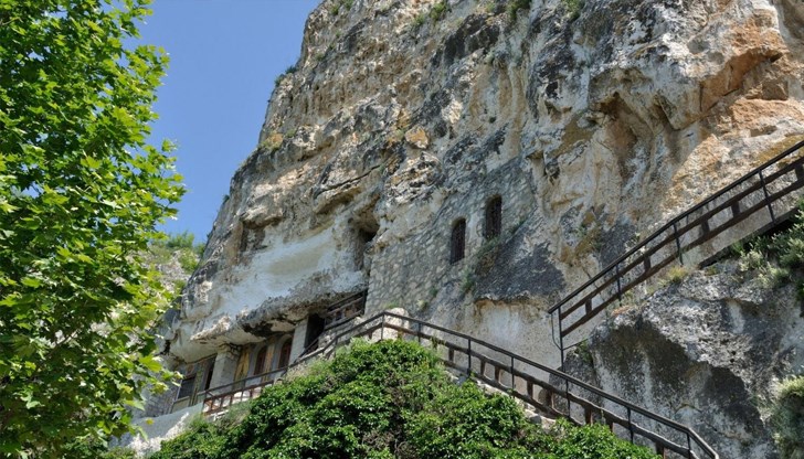 Пожарникари проведоха сложна операция по алпийски способ в трудно достъпната местност