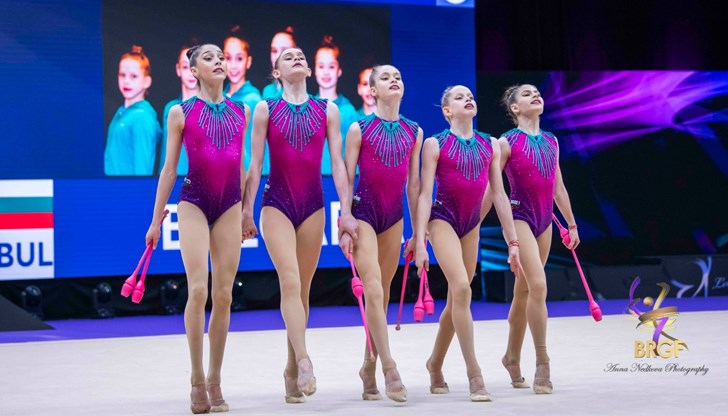 Младите ни гимнастички се качиха на почетната стълбичка при пет чифта бухалки Младите ни гимнастички се качиха на почетната стълбичка при пет чифта бухалки