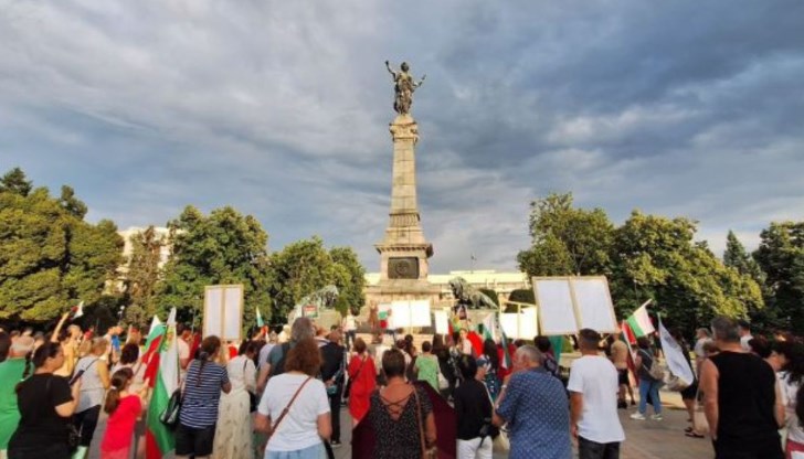 Организаторите на протестите настояват за провеждане на референдум