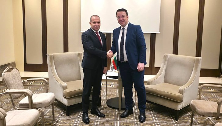 Министрите на транспорта на двете държави се договориха до края на юли да стартира строителната процедура за последния участък до „Деве баир“ Министрите на транспорта на двете държави се договориха до края на юли да стартира строителната процедура за последния участък до „Деве баир“