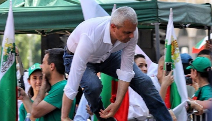 След Галин и Корнелия Нинова видео обяви смъртта на лидера на "Възраждане" След Галин и Корнелия Нинова видео обяви смъртта на лидера на "Възраждане"