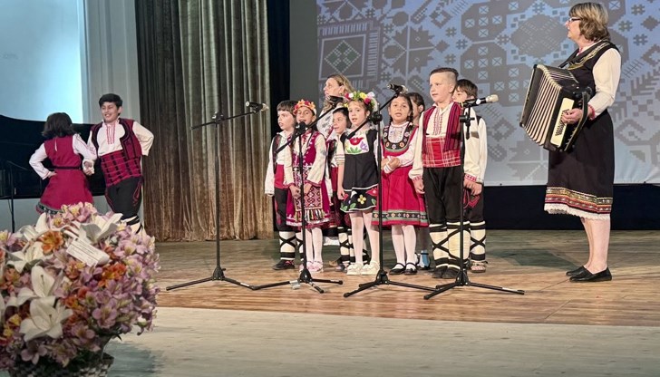 За първи път прозвуча новият химн на училището с девиз "Учим, творим, побеждаваме"