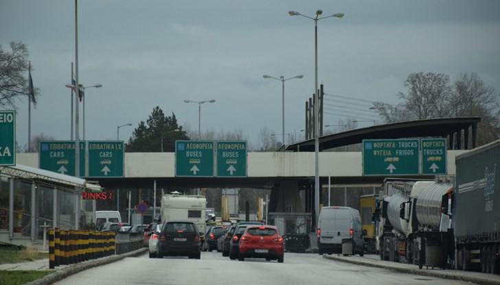Гръцките власти откриха в колата му самоделно огнестрелно оръжие, патрони, нож и палка Гръцките власти откриха в колата му самоделно огнестрелно оръжие, патрони, нож и палка
