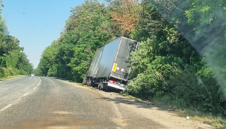 Камионът се е обърнал в канавката