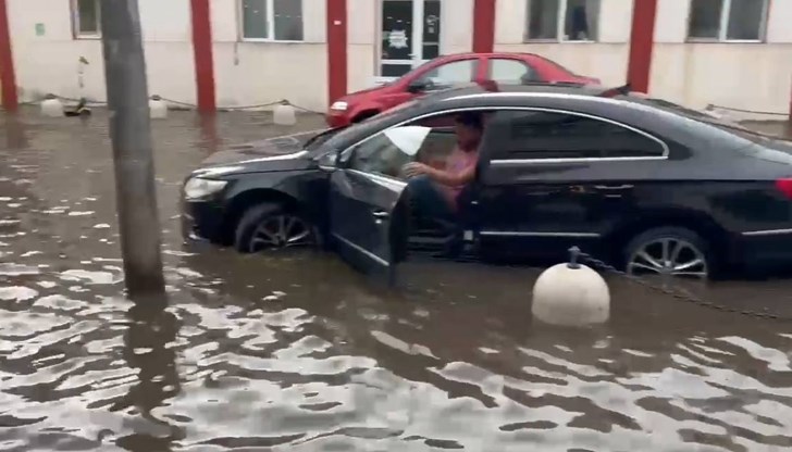 Поройни дъждове превърнаха улиците на румънската столица в реки