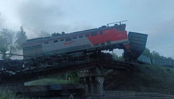 По време на инцидента по моста е минавал товарен влак, който е паднал върху пътното платно под съоръжението По време на инцидента по моста е минавал товарен влак, който е паднал върху пътното платно под съоръжението