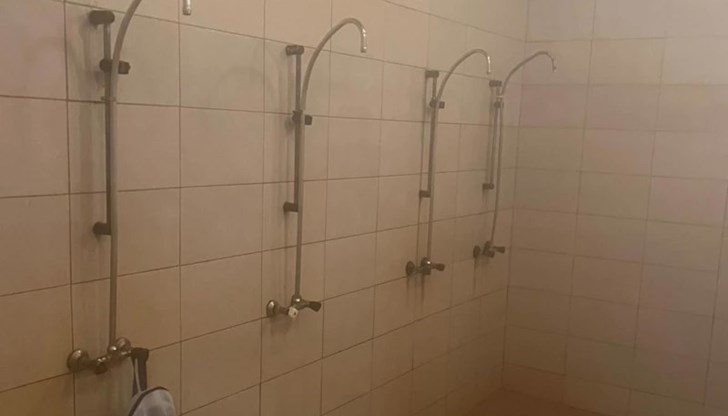 Жалба разкрива мътна вода, липсващи плочки и плесен в съблекалните Жалба разкрива мътна вода, липсващи плочки и плесен в съблекалните