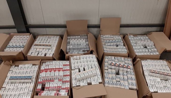 Акцизните стоки са скрити в автомобилни кухини и разпределени в куфари