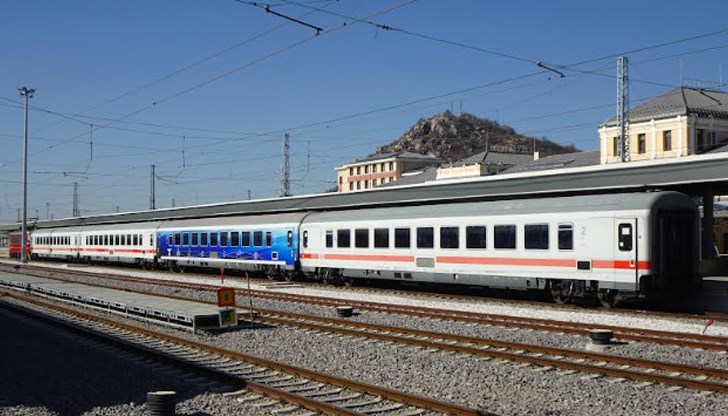 Всеки влак включва три климатизирани вагона и вагон бистро Всеки влак включва три климатизирани вагона и вагон бистро