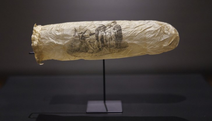 Еротичното изображение върху артефакта показва монахиня и трима свещеници