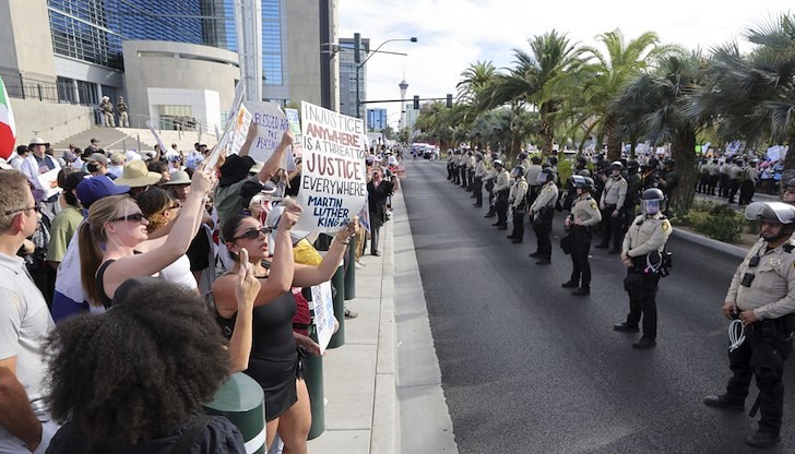 Демонстрацията съвпадна с 79-ия рожден ден на американския президент и 250-ата годишнина на армията