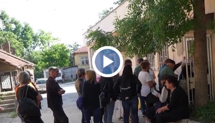 Хора пътуват десетки километри, за да чакат от 6 сутринта за документи