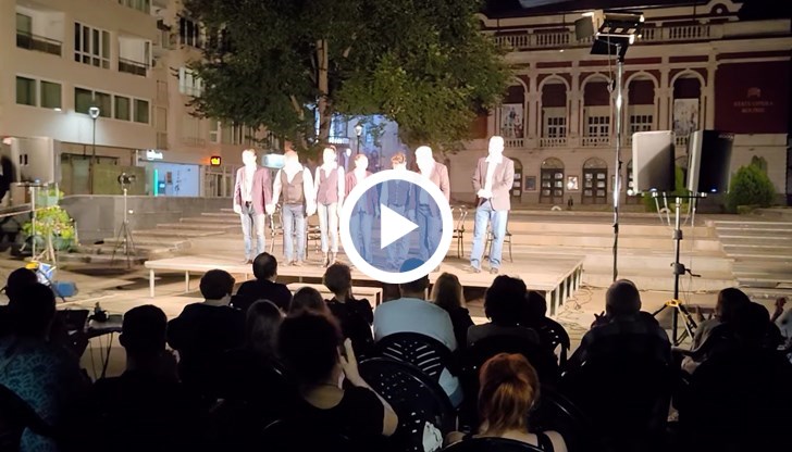 Спектакълът бе част от фестивала "Сцена под звездите"