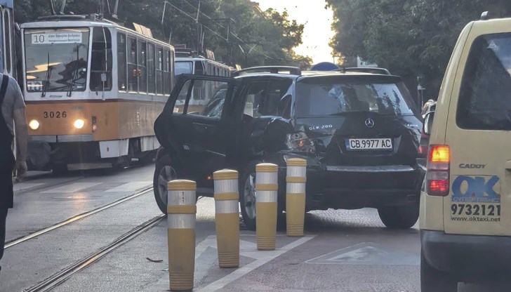 Пътник от колата е пострадал, движението на трамваите е спряно