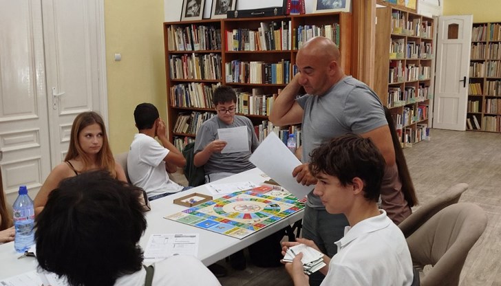 Финансистът продължава успешната инициатива за финансова грамотност с русенските ученици