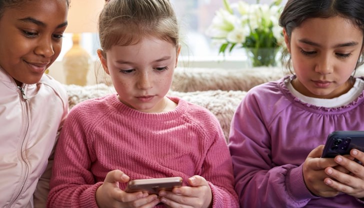 Еманюел Макрон предлага създаване на обща европейска "цифрова възраст на пълнолетие", за да защити младите от вредните ефекти на социалните мрежи