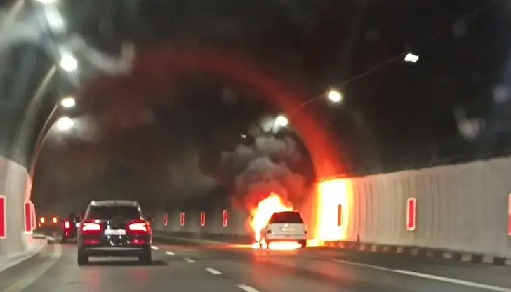 В 15:40 часа движението в посока Бургас беше възстановено, автомобилите в другата посока все още изчакват В 15:40 часа движението в посока Бургас беше възстановено, автомобилите в другата посока все още изчакват