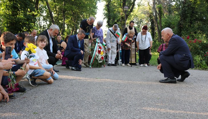 Областният управител на Русе и кметът на града поднесоха венци пред бюст-паметника на поета и революционер