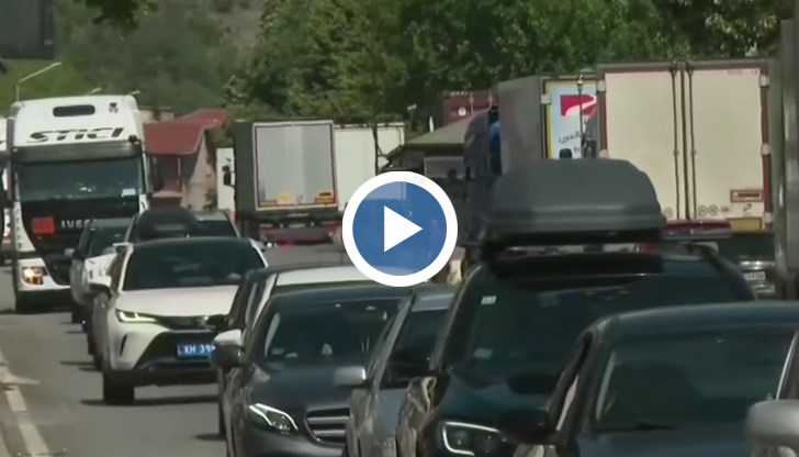 Опашките от автомобили вече започват от 30 километра преди дефилето