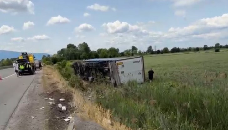 Движението е ограничено в едната лента при 2-рия километър на магистралата Движението е ограничено в едната лента при 2-рия километър на магистралата