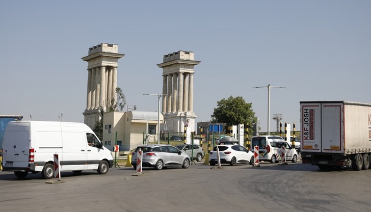 Изискването за декларация-съгласие от отсъстващ родител при пътуване на деца остава в сила