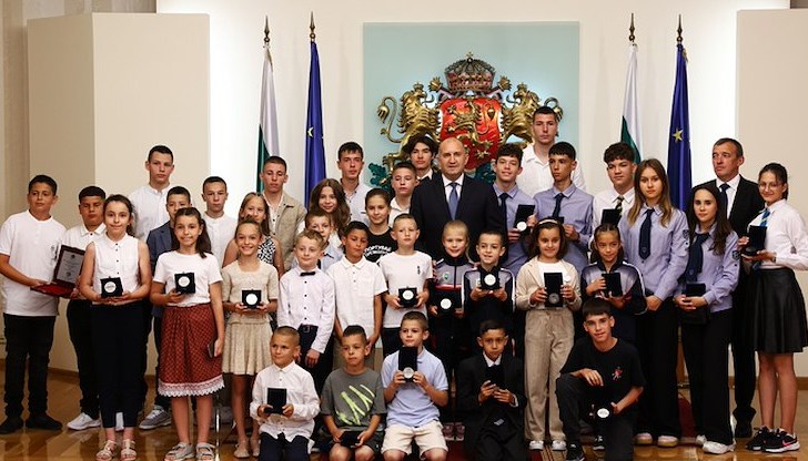 Церемонията се проведе в Гербовата зала, където президентът отличи и Никола Цолов и Божидар Саръбоюков Церемонията се проведе в Гербовата зала, където президентът отличи и Никола Цолов и Божидар Саръбоюков