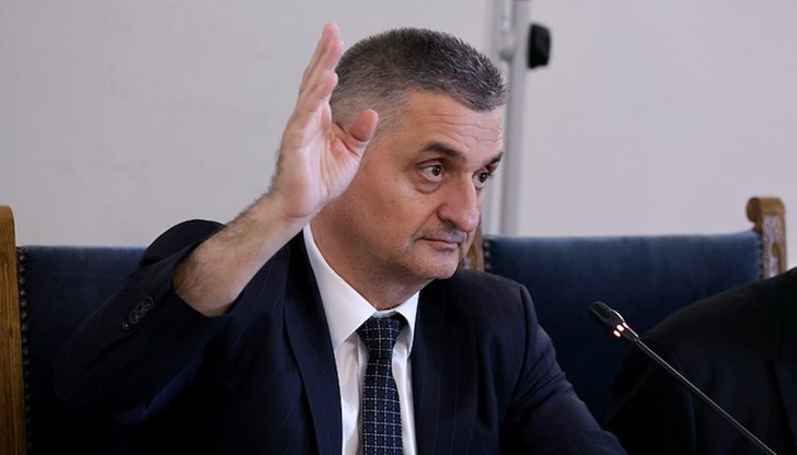 Кирил Добрев срещна съпротива от депутати, които смятат, че забраната е прекалено радикална мярка