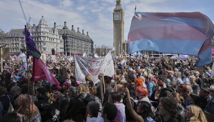 Протестиращите искат отмяна на новите насоки, които им отказват достъп до определени помещения