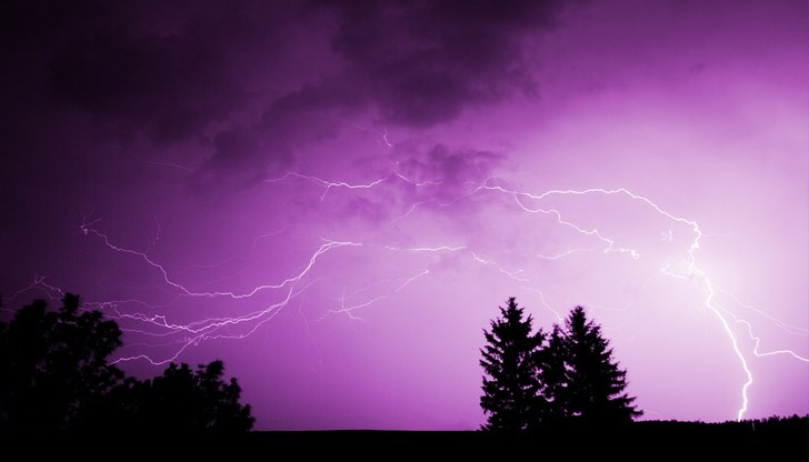 Има потенциал за интензивни валежи, резки пориви на вятъра и градушка Има потенциал за интензивни валежи, резки пориви на вятъра и градушка