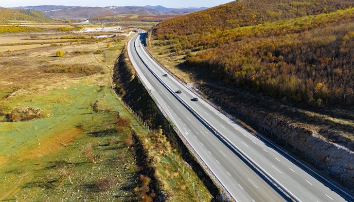 Трафикът ще преминава без ограничения в активната и изпреварващата лента