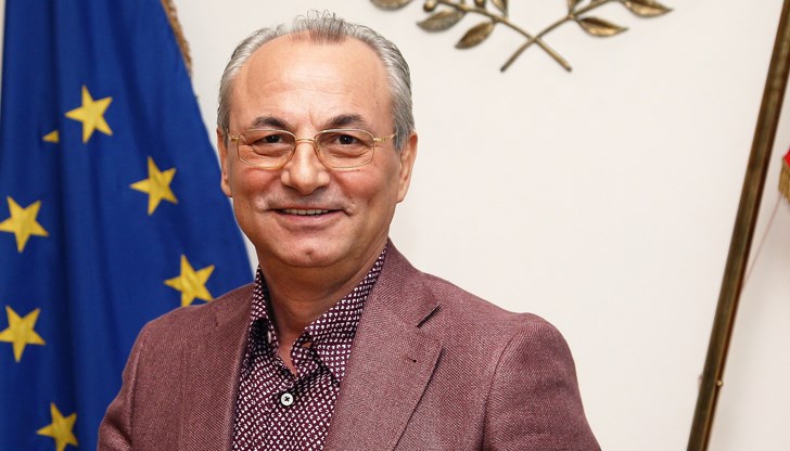 Промяната отразява продължаващия разкол в Движението за права и свободи между крилото на Ахмед Доган и това на Делян Пеевски