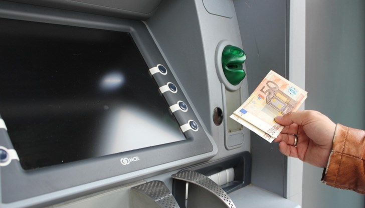 Въвеждат безплатни преводи и тегления от банкомат след приемането на единната валута Въвеждат безплатни преводи и тегления от банкомат след приемането на единната валута