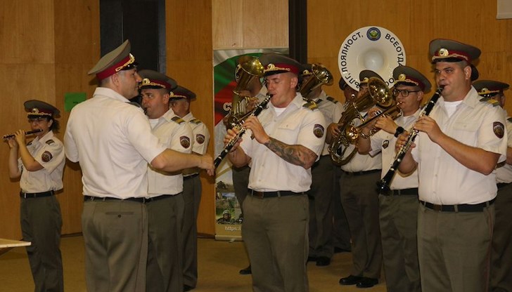 Утре вечер четири духови оркестъра ще преминат по централната улица на дунавския град
