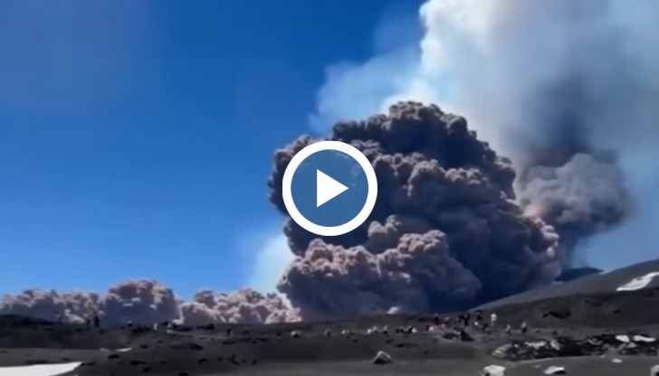 Туристи бягаха от огнената стихия