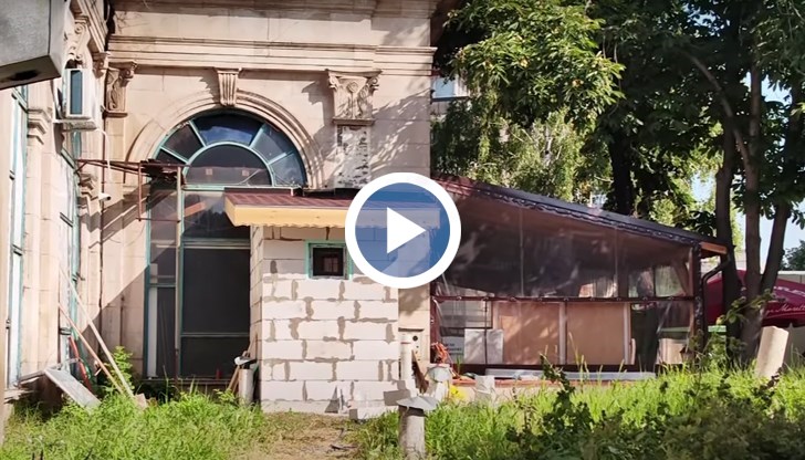 Община Русе и РДНСК проверяват сигнали за външна тоалетна и рекламни пана