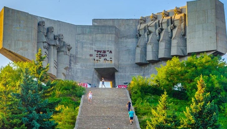 Паметникът на българо-съветската дружба и хотел "Европа" са сред обектите за продажба Паметникът на българо-съветската дружба и хотел "Европа" са сред обектите за продажба