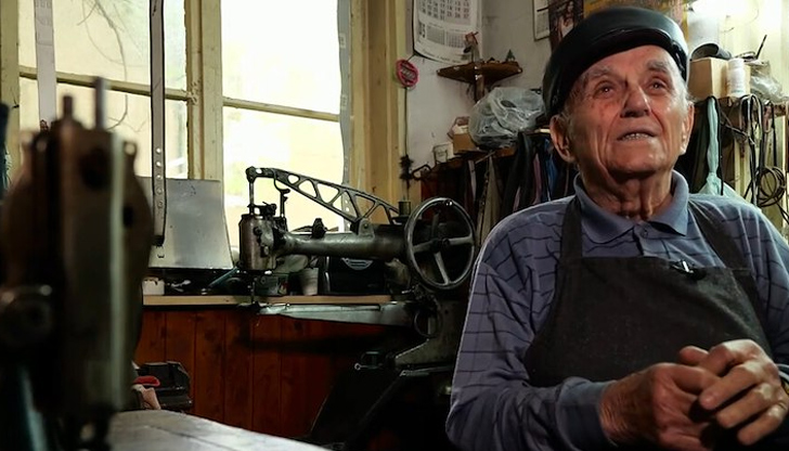 Въпреки достолепната си възраст обущарят продължава да посреща клиенти в