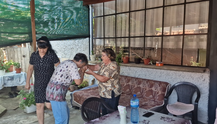 Празникът започва със сутрешна молитва в джамиите и ще продължи