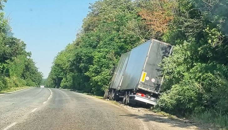 Движението в участъка е било блокирано с часовеТежка катастрофа затвори