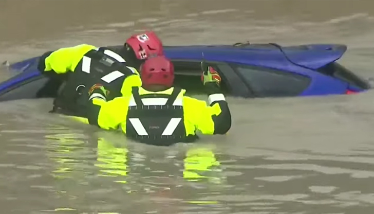 Спасителни екипи продължават издирването на изчезнали хора след катастрофалните валежи