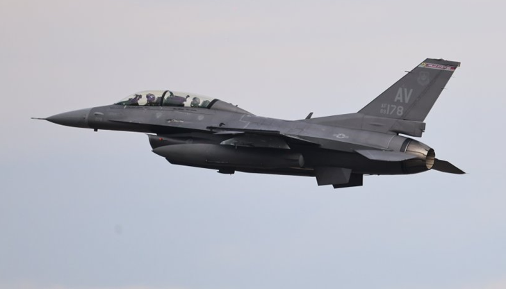 Самолетът вече е излетял от базата Милдънхол във Великобритания и